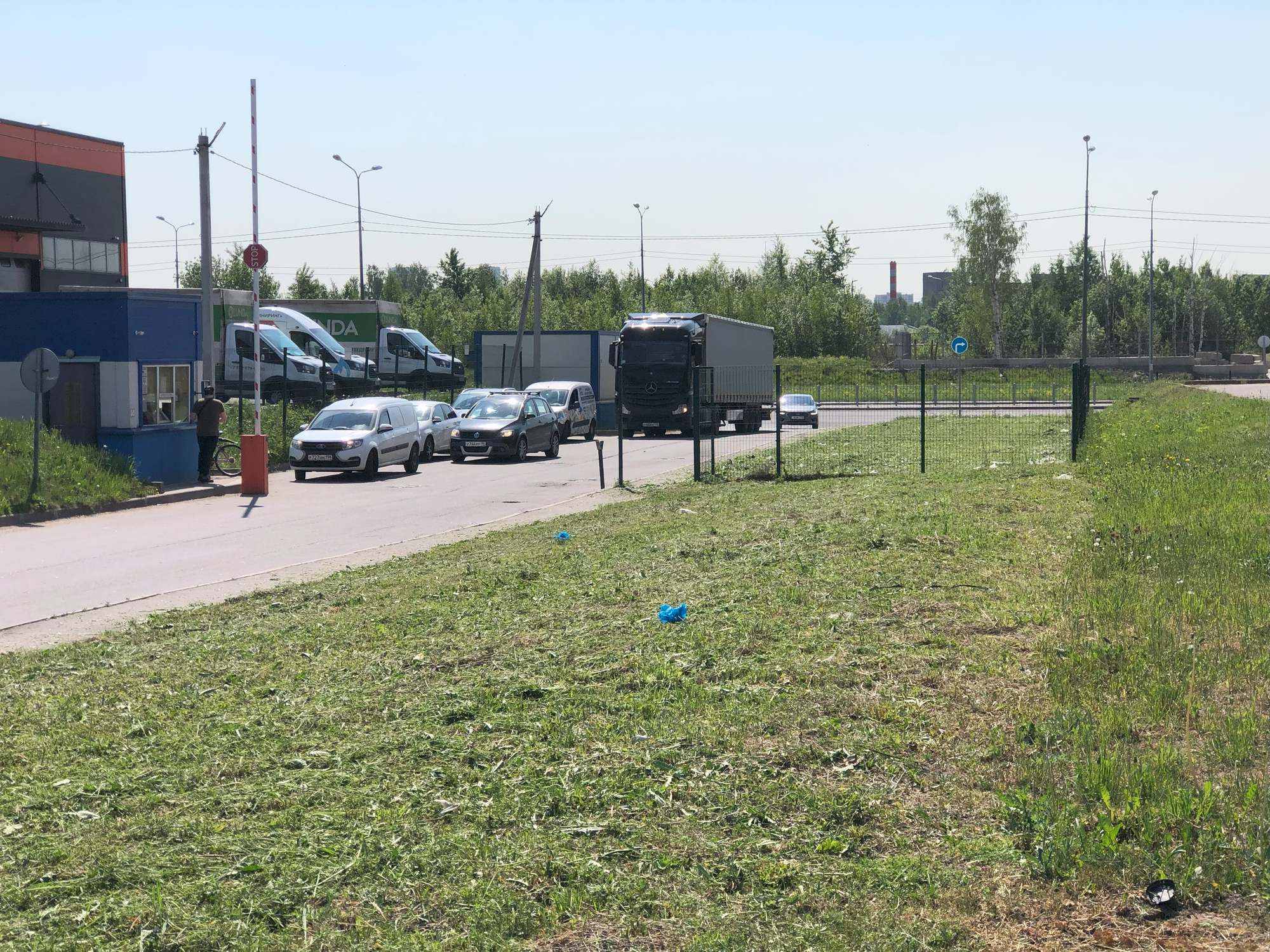 Покос травы на складском комплексе | Покос травы на площадях производственных и складских комплексов. Как всегда свою работу выполнили быстро и качественно. | ЛЕНПОКОС
