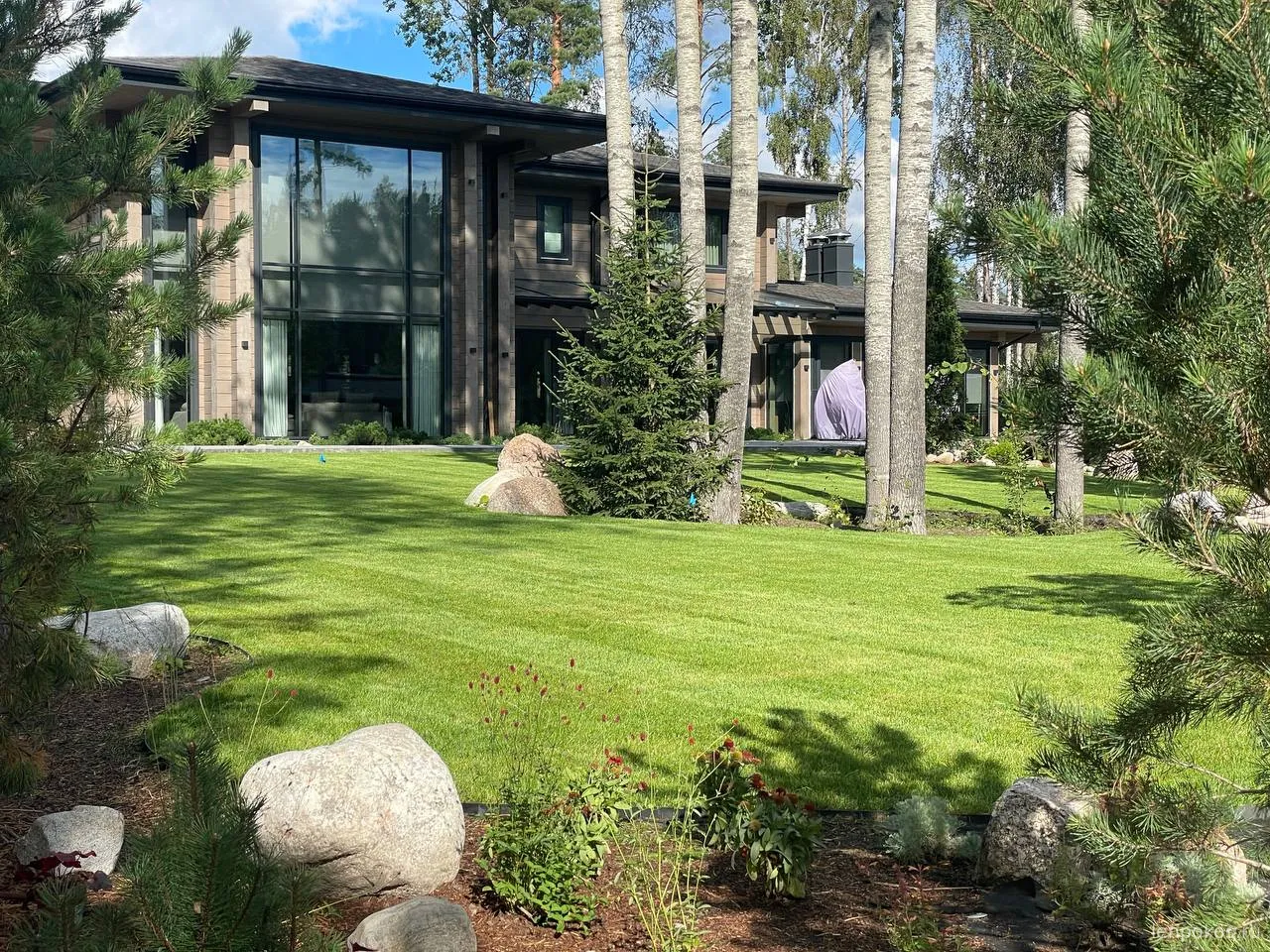 Стрижка газона на садовом участке | Стрижка рулонного газона на частном участке | ЛЕНПОКОС