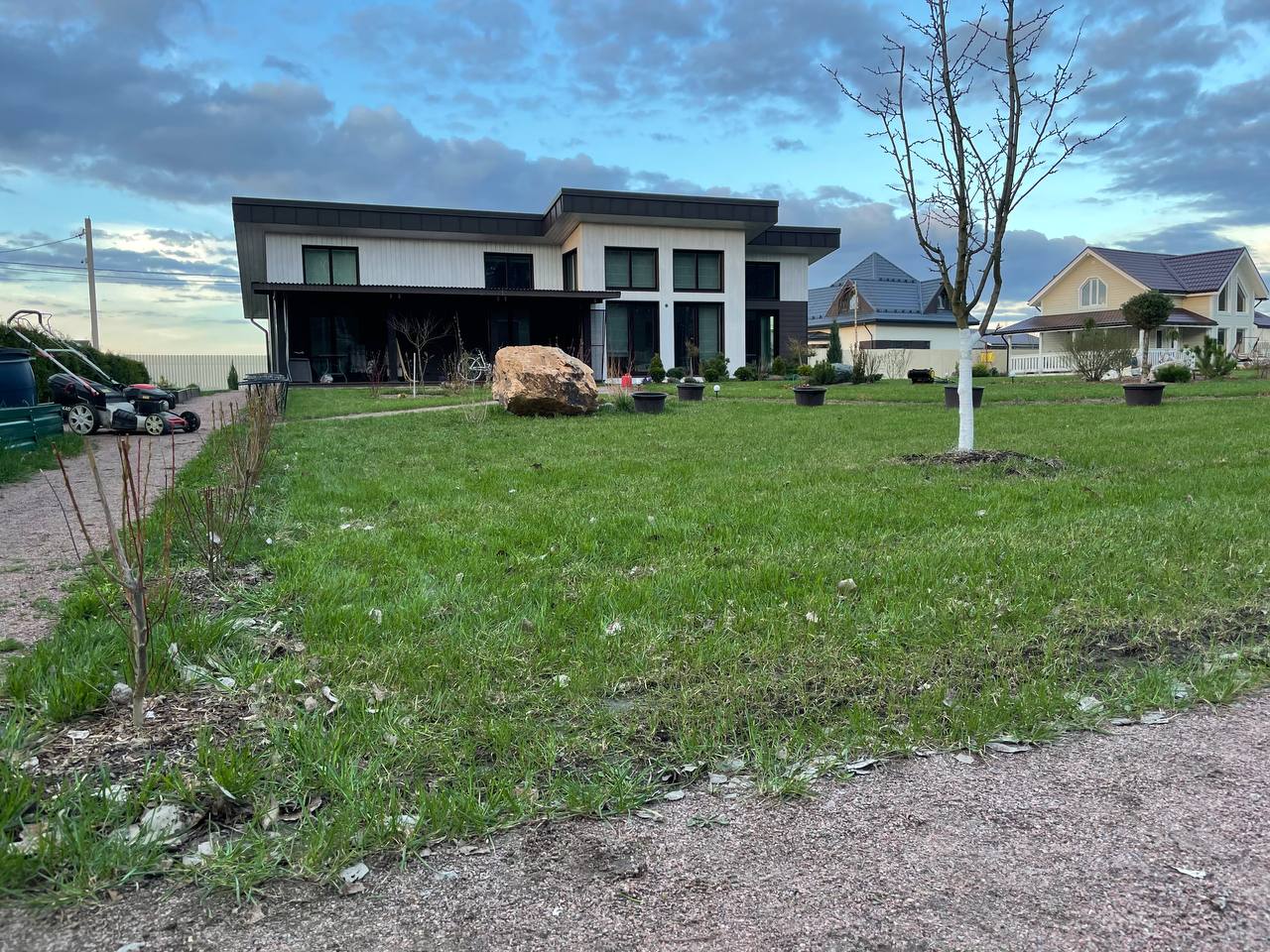 Стрижка газона на садовом участке | Проделали комплекс работ на участке, скарификация, аэрация и стрижка газона. | ЛЕНПОКОС