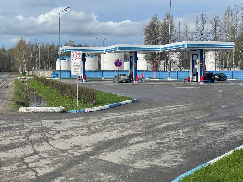 Стрижка газона на территории АЗС | Подстригли газон на территории АЗС в Ленинградской области. Как всегда нашей работой полностью довольны. | ЛЕНПОКОС