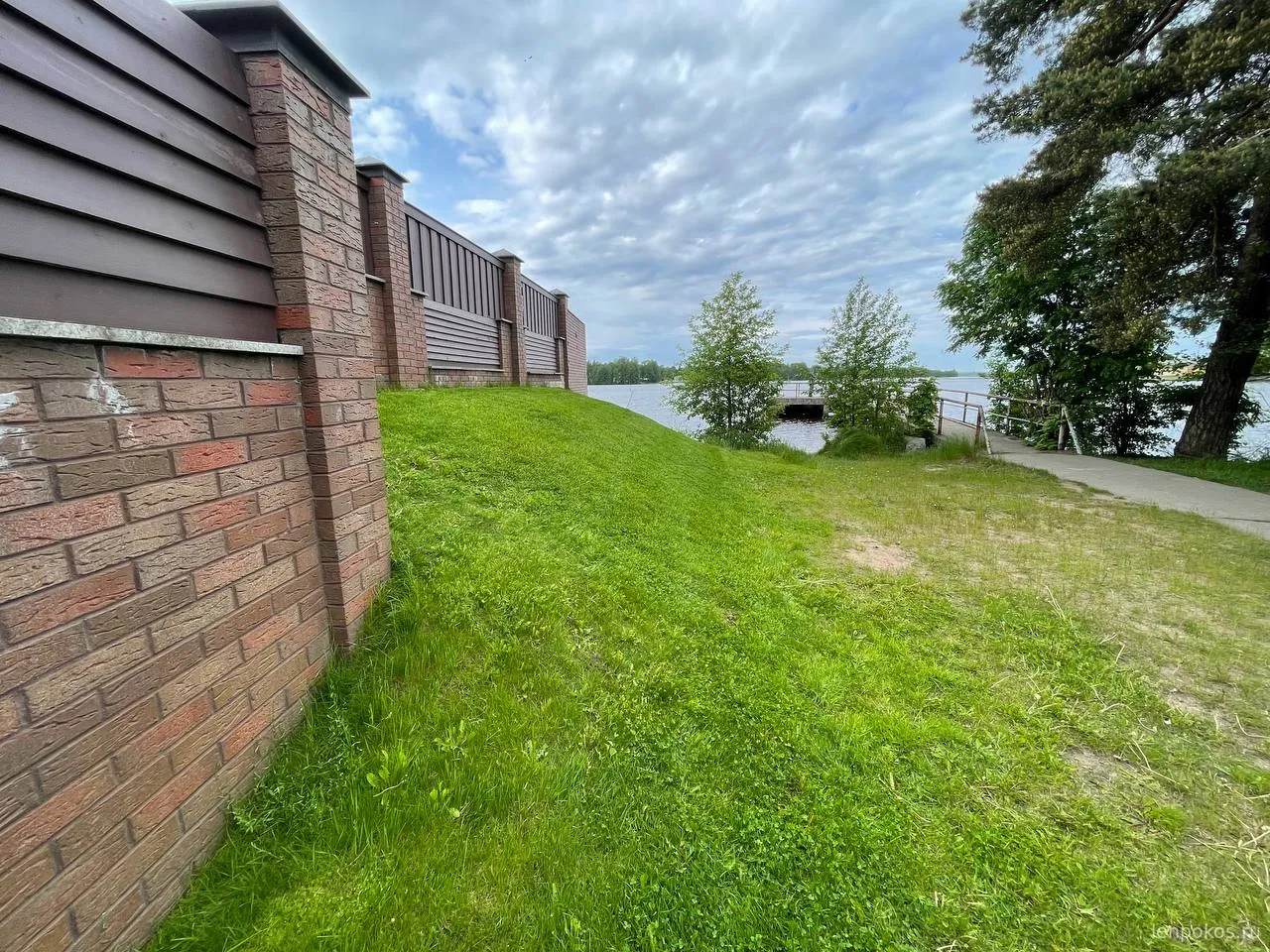 Стрижка газона на территории усадьбы | Подстригли газоны на участке и за его пределами с высокими перепадами и склонами. Результат на отлично) | ЛЕНПОКОС