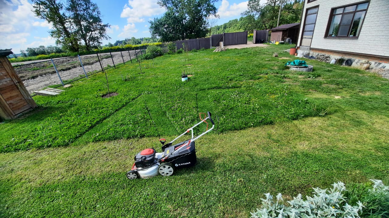 Стрижка газона на неровном участке | Стрижка газона на одном из неровных участков, рельеф данного участка с резкими перепадами, но мы как всегда все быстро и качественно выполнили. На этом фото можно разглядеть нашу символику =) | ЛЕНПОКОС