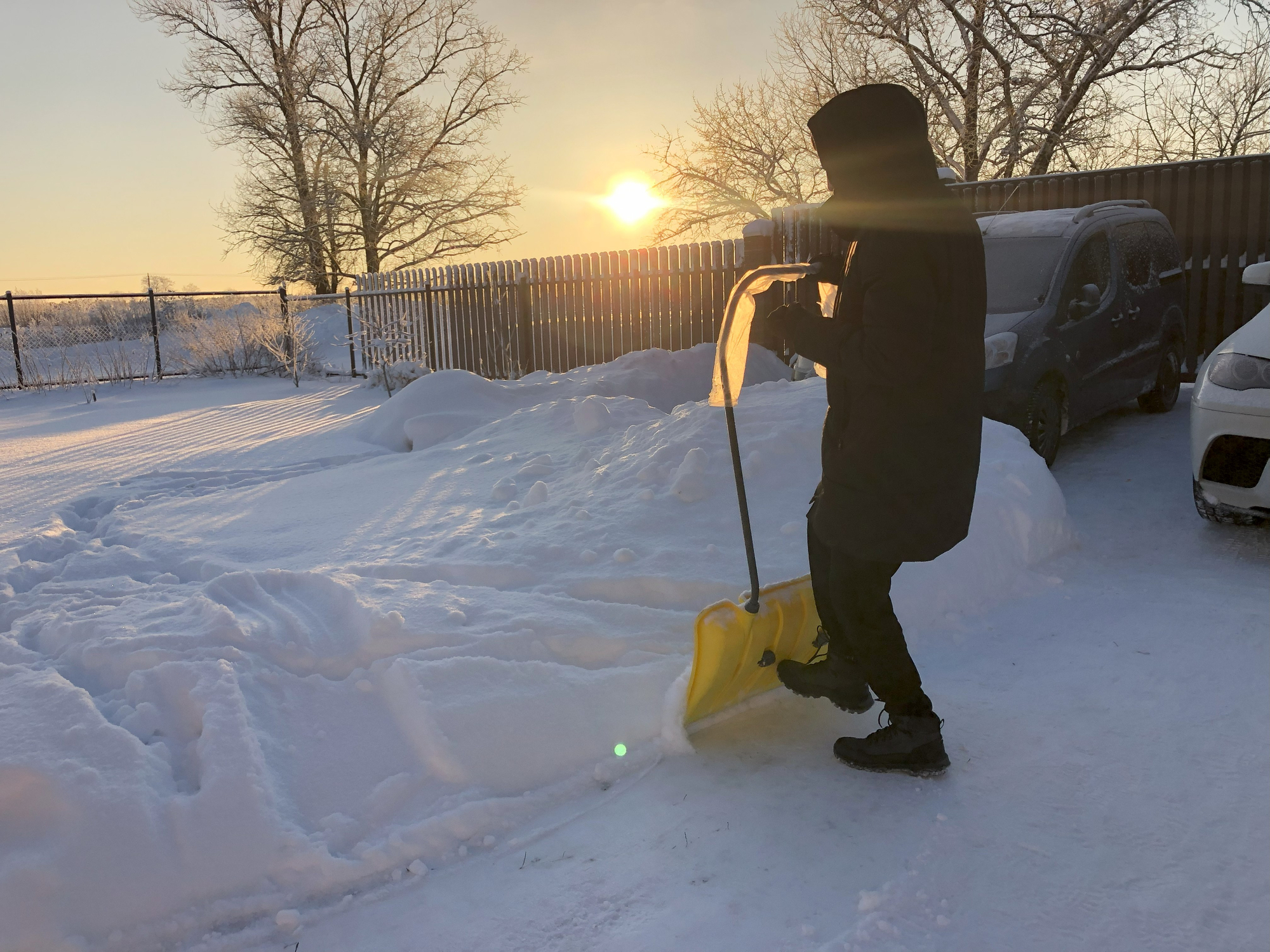 Расчистка дорожек от снега | Расчистка территории от снега путем малой механизации или лопат. Как и всегда нами доволен клиент, очень приятно. | ЛЕНПОКОС