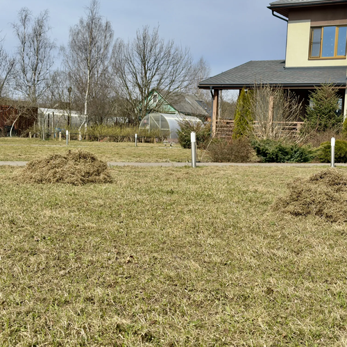 ЛЕНПОКОС - Уборка вычесанной травы после скарификации. Быстрое и качественное выполнение работ на любой территории. | lenpokos.ru