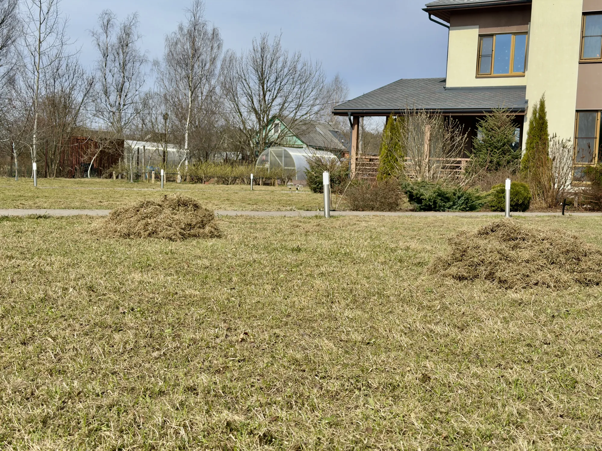 Уборка травы | Уборка вычесанной травы после скарификации. Быстрое и качественное выполнение работ на любой территории. | ЛЕНПОКОС
